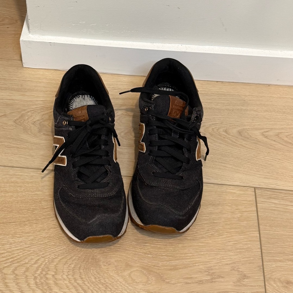 Men’s New Balance Black Sneakers w/ Gum Sole – Casual Everyday Trainers Size 8